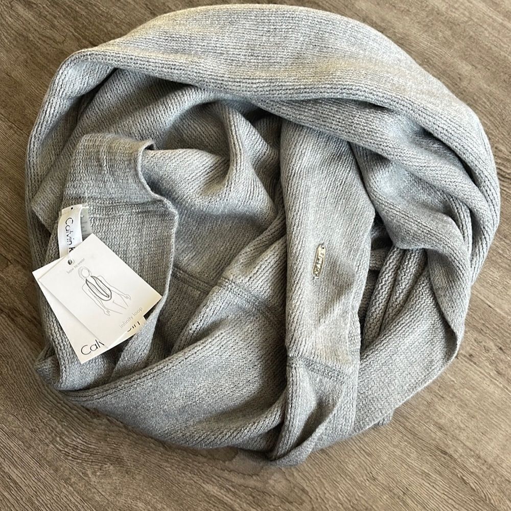Calvin Klein - Textured Stripe Infinity Scar - Picture 2 of 2